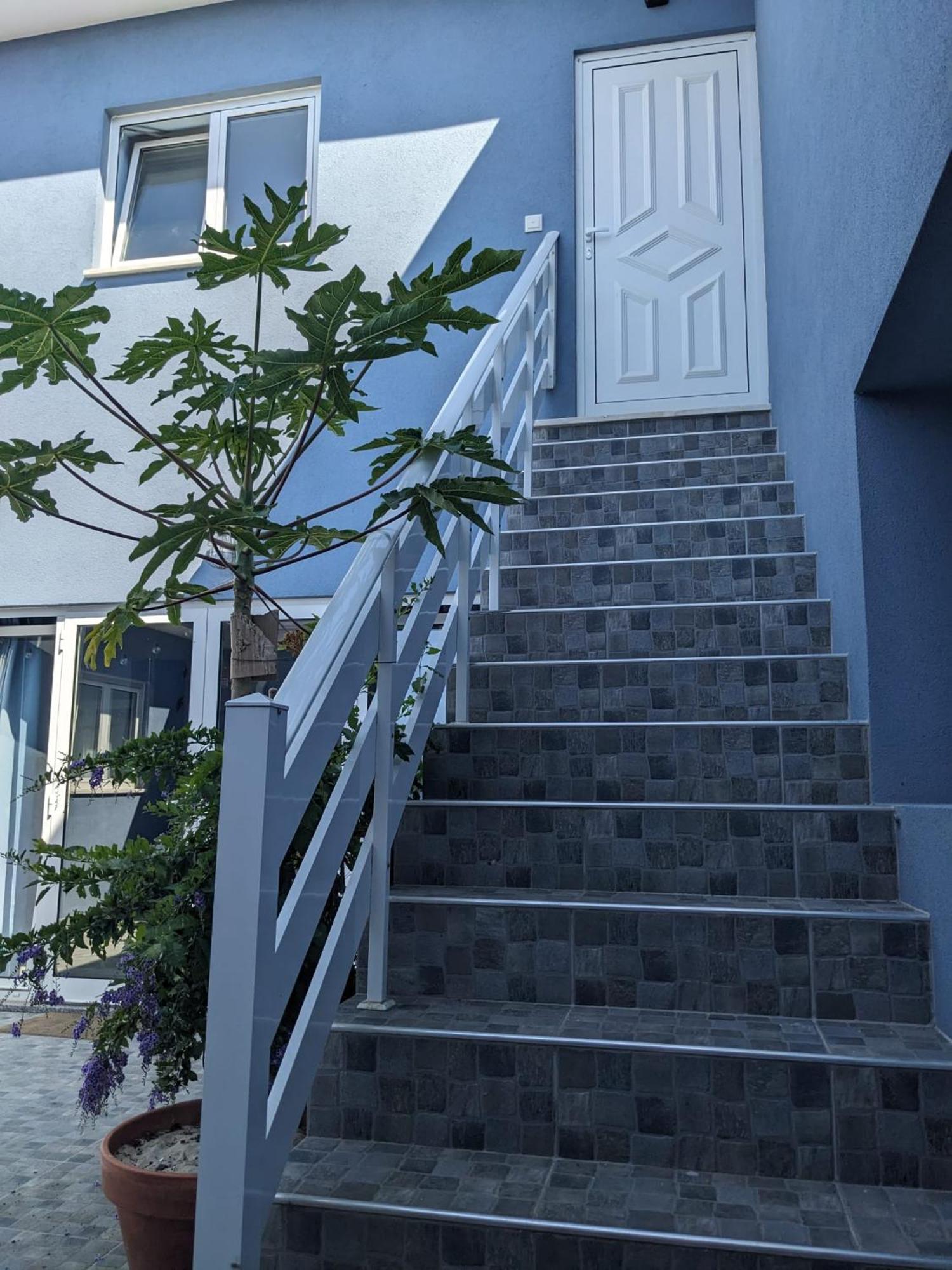 Apartment T2 Na Da - Yellow Door